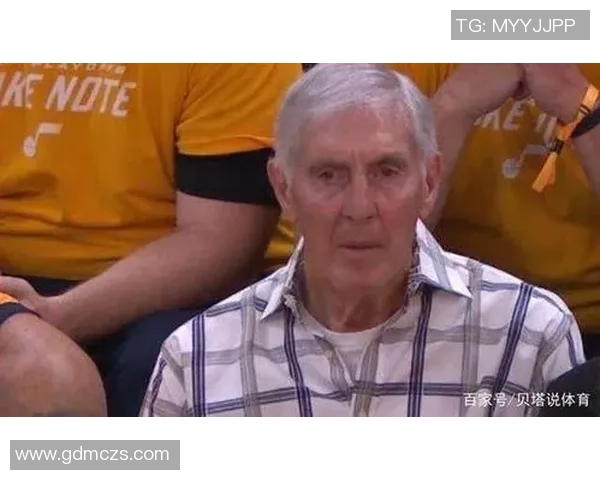 足球巨星赛后食堂亲民一幕大口吃面引球迷热议